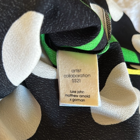 Gorman crepe top that packs a punch! Green, cream, yellow flowers on black. L. - Picture 7 of 7